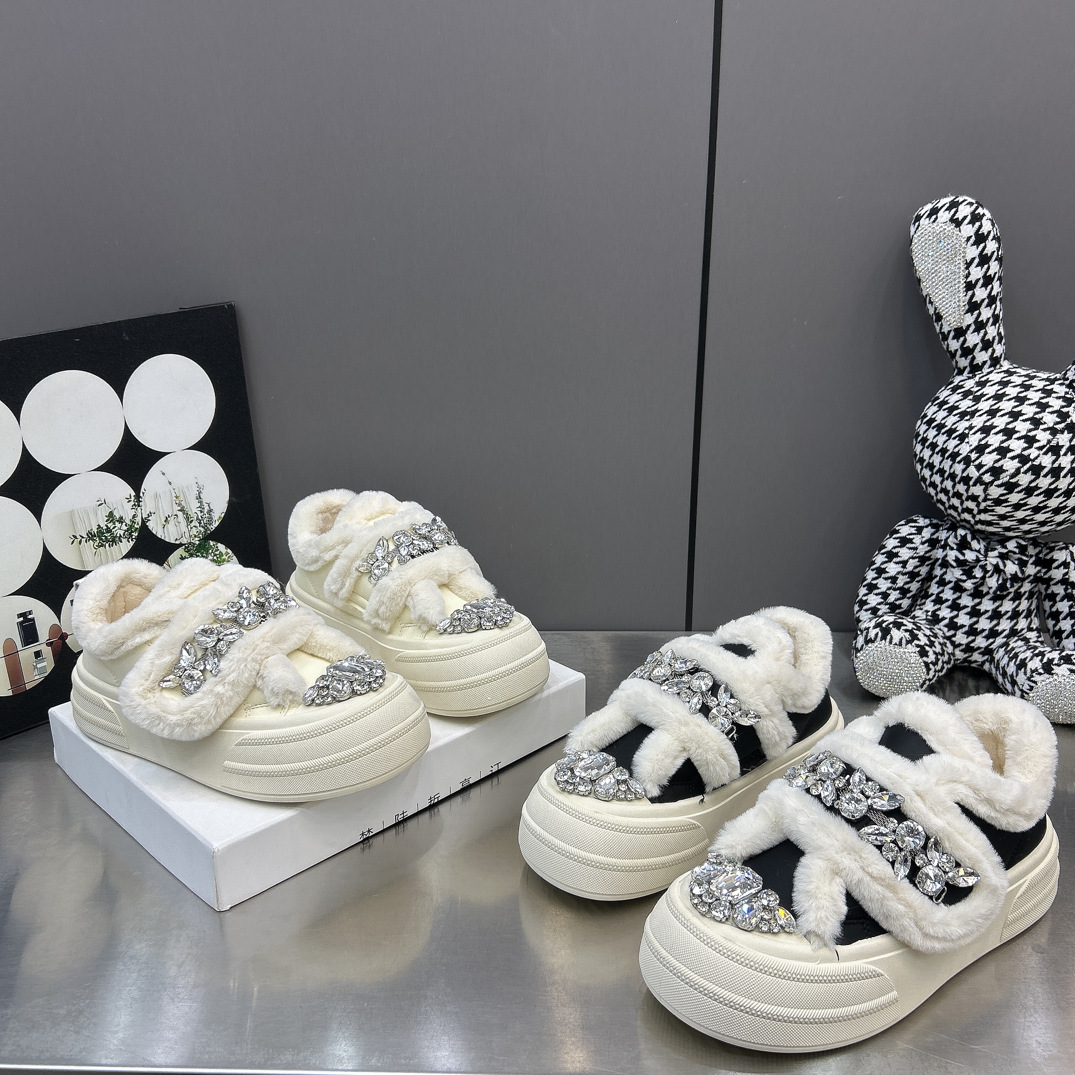 欧货毛毛口厚底平底水钻重工小白鞋女2025冬季新款魔术贴保暖棉鞋