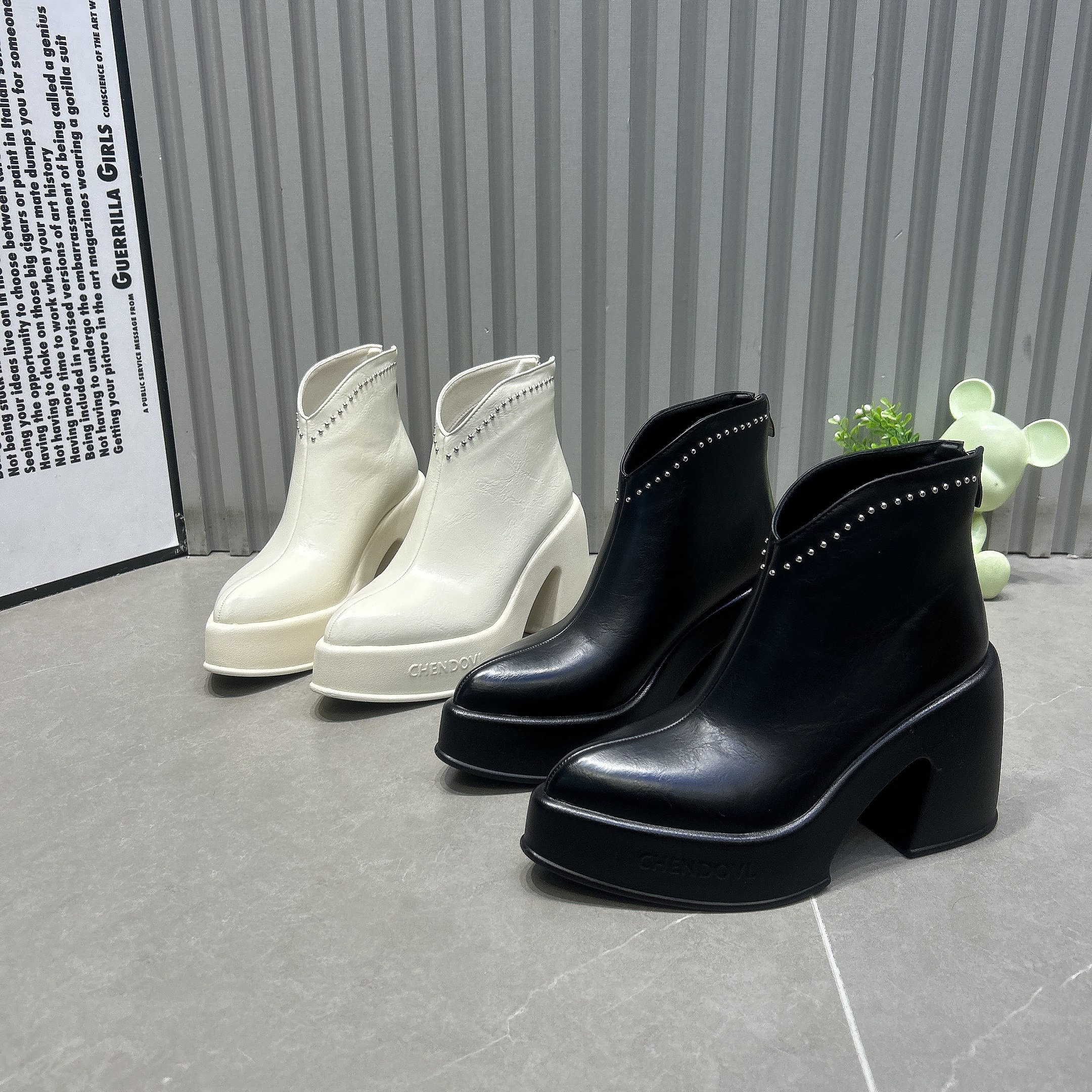 欧版尖头8cm粗跟短靴2026年新款早春高跟靴裸靴黑色百搭时装女靴