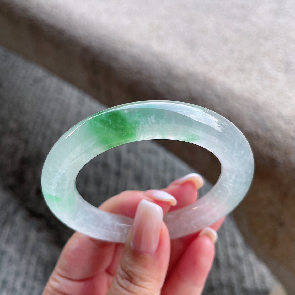 2025天然缅甸翡翠A货冰种飘绿花圆条手镯51圈口1010YT10