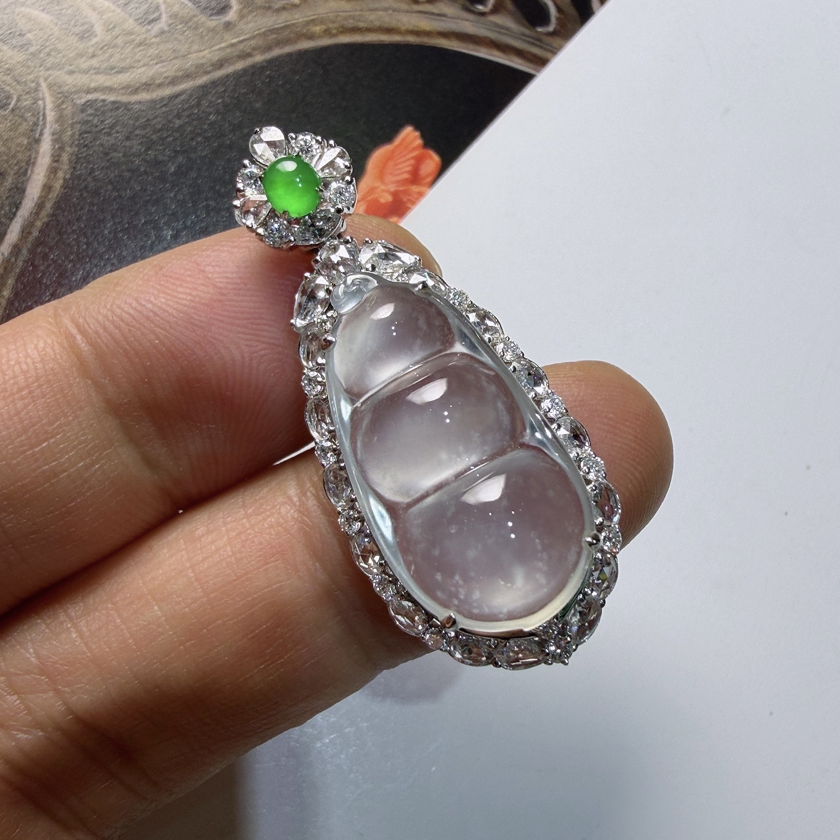 2026天然缅甸翡翠A货冰玻种白月光四季豆吊坠18k金镶嵌0401GM104