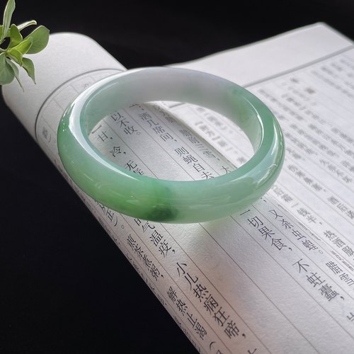 2025天然缅甸翡翠A货细糯飘绿正圈手镯56圈口0717K2