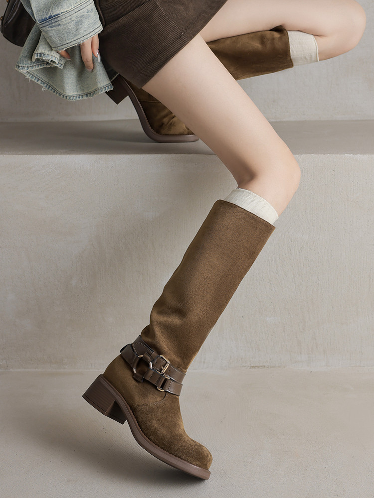 여성을위한  가죽 웨스턴 부츠 2024 새로운 가을 겨울 여성 신발 레트로 벨트 버클 부츠 여성을위한 누벅 가죽 부츠