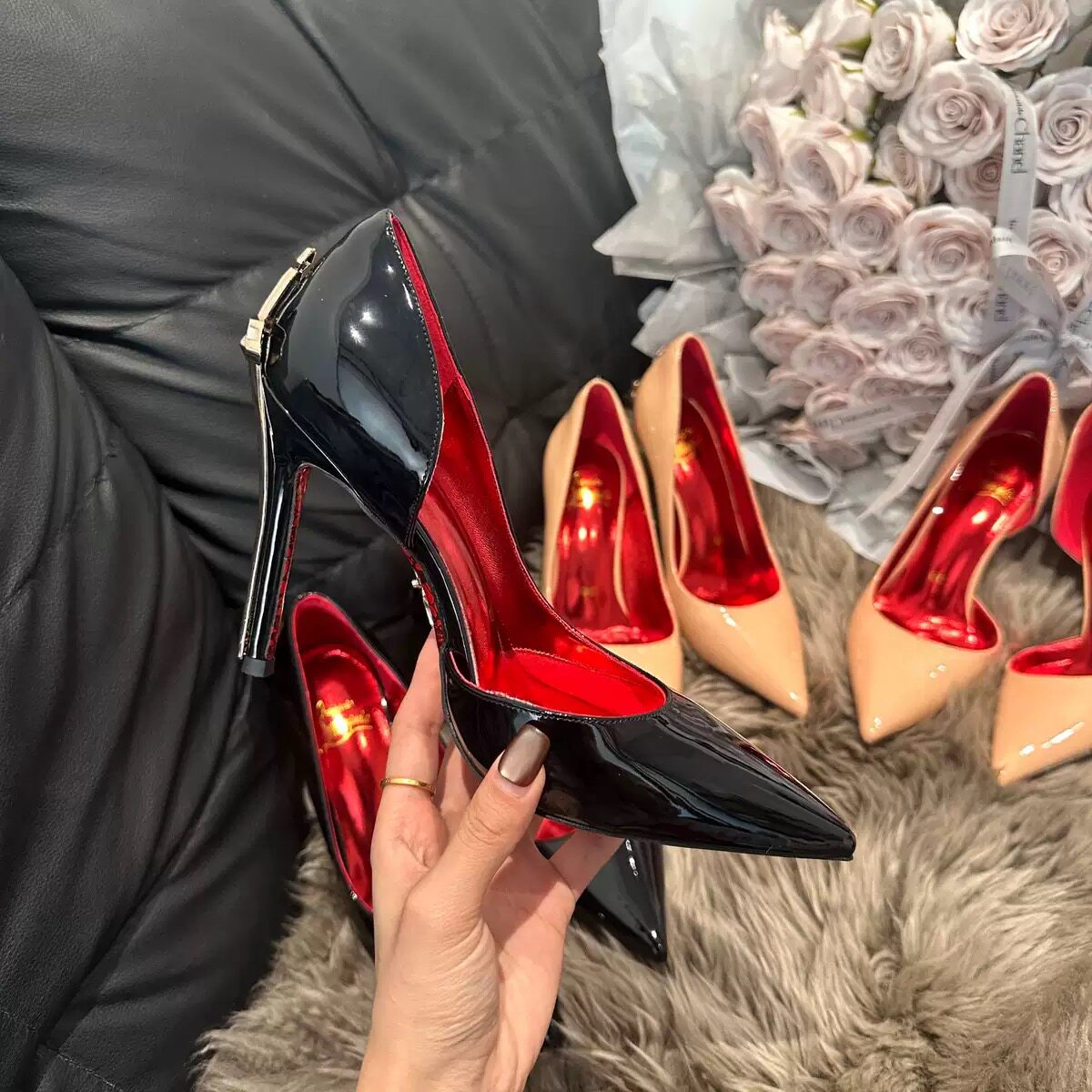 2026新款绝美性感黑色漆皮侧空尖头单鞋女水钻红底细跟权杖高跟鞋