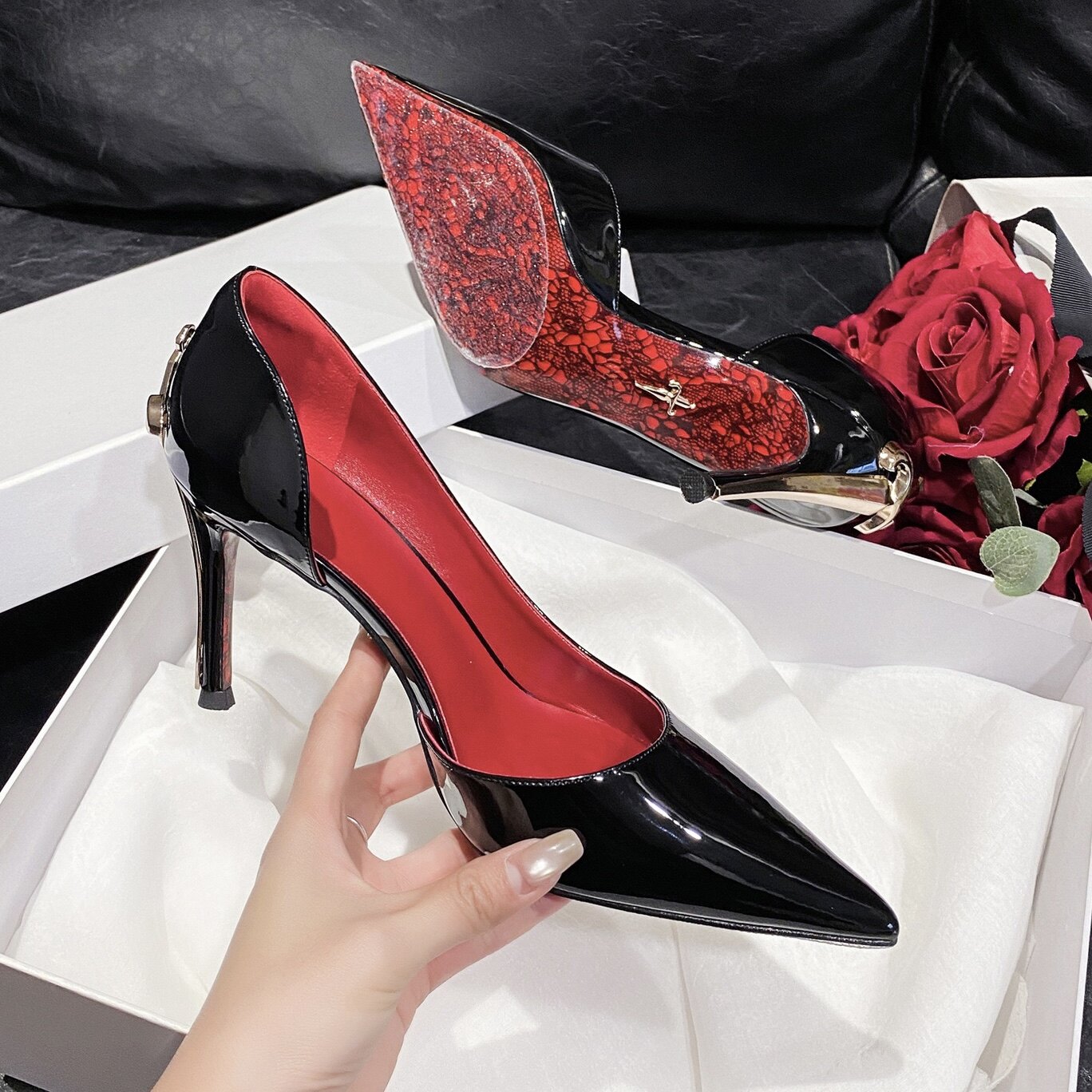 2026新款绝美性感黑色漆皮侧空尖头单鞋女水钻红底细跟权杖高跟鞋