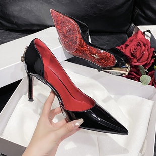 2026新款绝美性感黑色漆皮侧空尖头单鞋女水钻红底细跟权杖高跟鞋