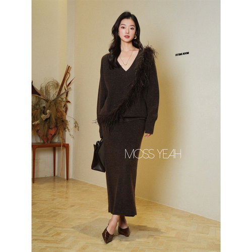 Moss烨〓设计师〓1OO羊毛 雪花深咖可拆卸羽毛V领毛衣/后开叉半裙