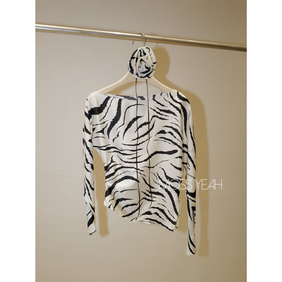 Moss烨 〓设计师〓斑马纹 气质斜肩蝙蝠袖真丝衬衫附玫瑰领花