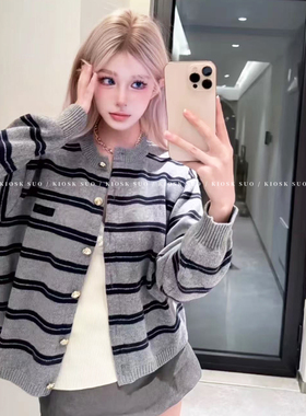 KIOSK SUO 留学生 25SS学院风字母刺绣灰色条纹绵羊毛针织衫女