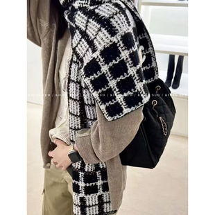 KIOSK SUO 25A黑白格子撞色字母刺绣山羊绒双面围巾披肩女
