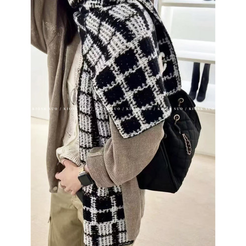 黑白格子撞色字母刺绣山羊绒围巾