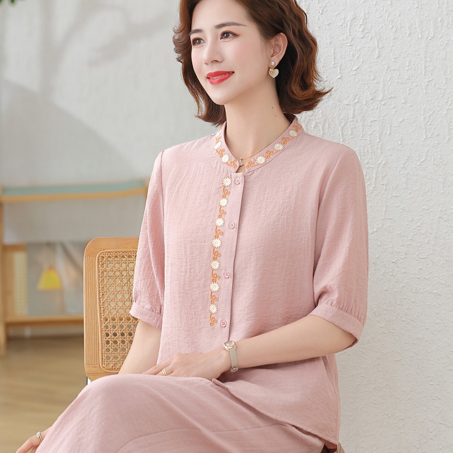 妈妈夏装纯棉麻短袖开衫洋气套装中老年女装上衣衬衫棉绸刺绣小衫