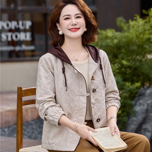 小个子妈妈秋季套装休闲连帽夹克厚外套中老年女春秋短款开衫褂子