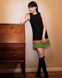 王子文明星同款背心连衣裙2026年新款轻奢小众黑色显瘦无袖A裙子