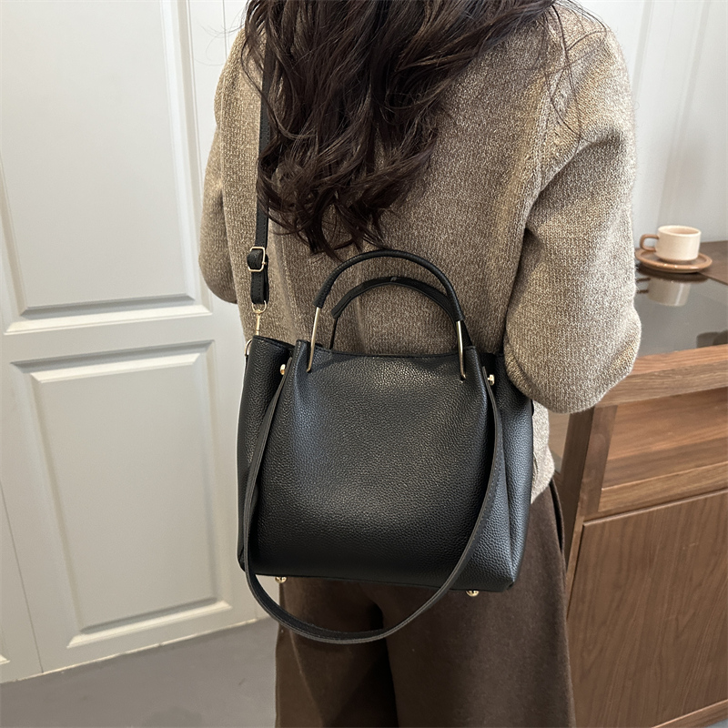 质感大容量休闲女2026复古新款简约质感洋气手提斜挎单肩水桶包