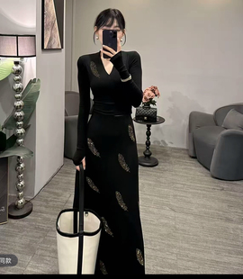 【Gouya】高级感V领长袖羽毛烫钻伞裙两件套2025早秋半身长裙套装