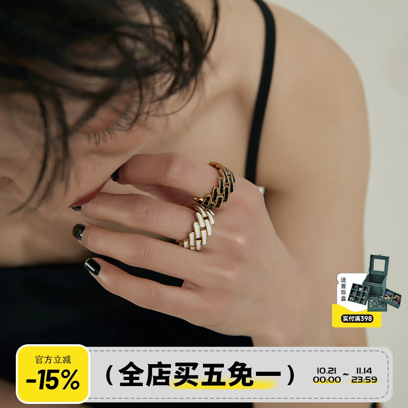 耳边风情侣钛钢黑白交织滴油戒指