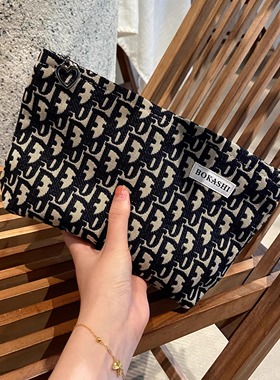 时尚小众便携大容量化妆包女高级旅行化妆品收纳包手拿包2025新款