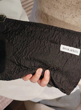 黑色赫本风便携式高奢化妆包女大容量2025新款高级外出旅行收纳包