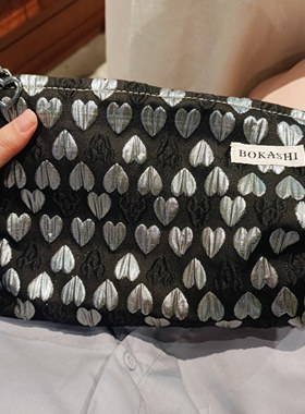 2025新款高奢黑色爱心便携式化妆包女大容量高级感旅行外出收纳包