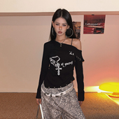 T恤女修身 DoubleD2026春季 小众设计感十字架印花斜肩长袖 辣妹上衣