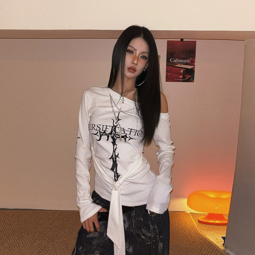 街头风十字架印花斜肩长袖T恤女