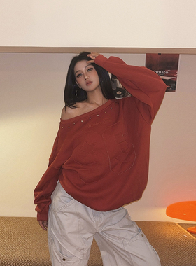 DoubleD美式斜肩铆钉数字贴布红色卫衣女秋宽松慵懒休闲露肩上衣