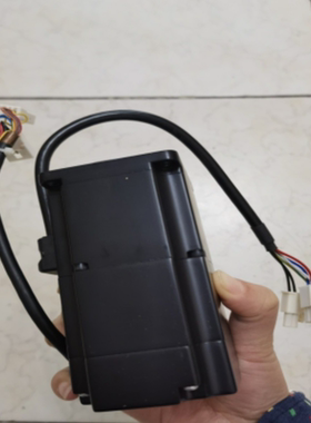 SGMPH-01A2A-YR21安川YASKAWA机器人电机SGMAV-01ANA-YR11全新