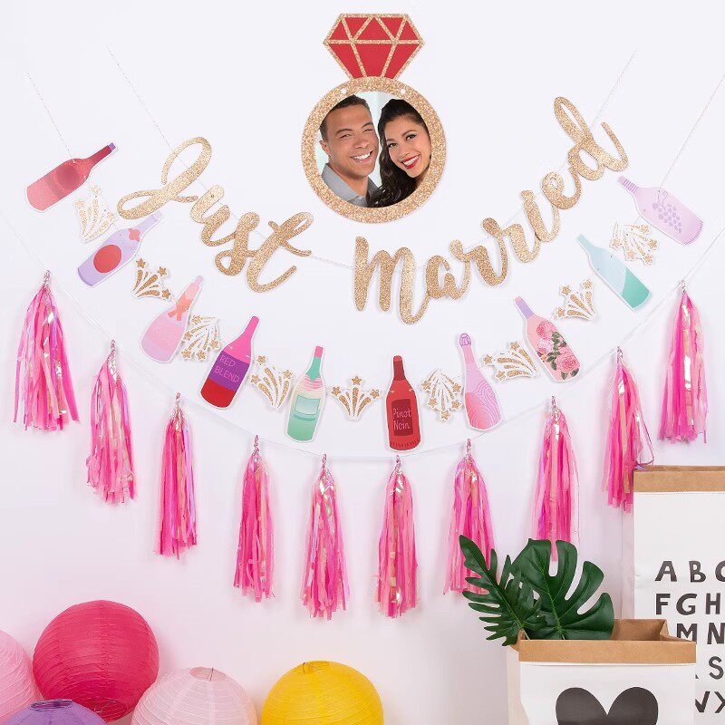 justmarried拍摄酒瓶庆祝拉旗