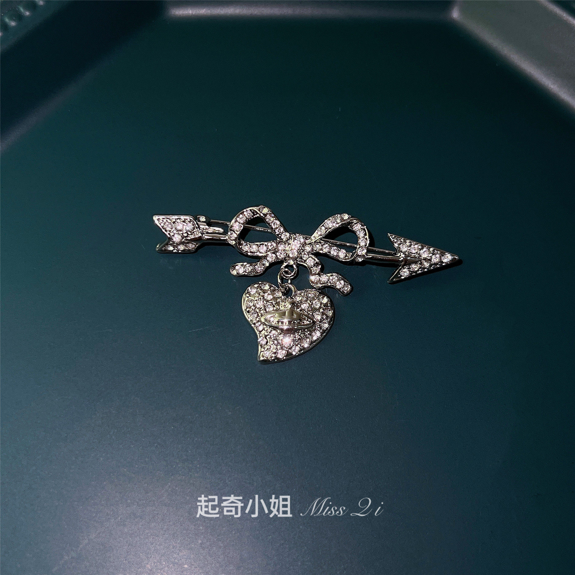 다이아몬드가 가득 하트를 관통하는 화살 한 개 은색 토성 브로치 펑크 드레스 수트 핀