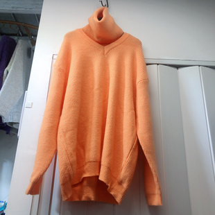 橘黄色围脖款休闲毛衣两件套
