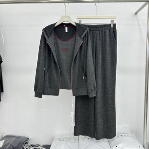 中年妈妈春装运动服套装2025新款洋气休闲外套中老年女春秋三件套