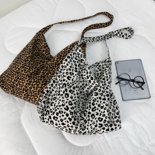 新款洋气时髦小豹纹斜跨包有拉链大容量单肩购物袋时尚帆布包女潮