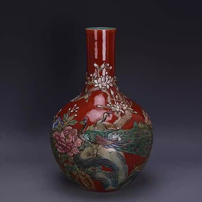 清乾隆年制红地珐琅彩孔雀牡丹纹天球瓶中景德镇陶瓷摆件家居装饰