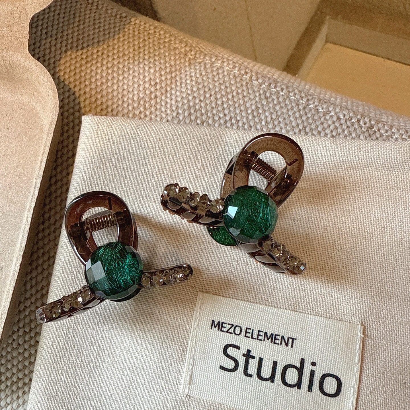 韩国高级感绿色球球发夹侧边刘海夹后脑勺半扎抓夹水钻发抓鲨鱼夹