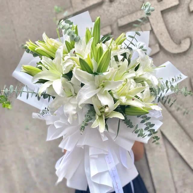暖暖的爱多头白百合鲜花束感恩长辈感恩父母鲜花礼物花店