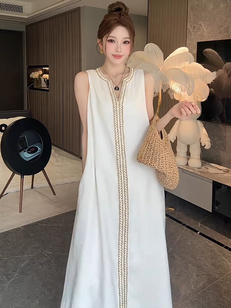 无袖慵懒风白色长裙2025年夏季新款高级感v领连衣裙宽松裙子女装