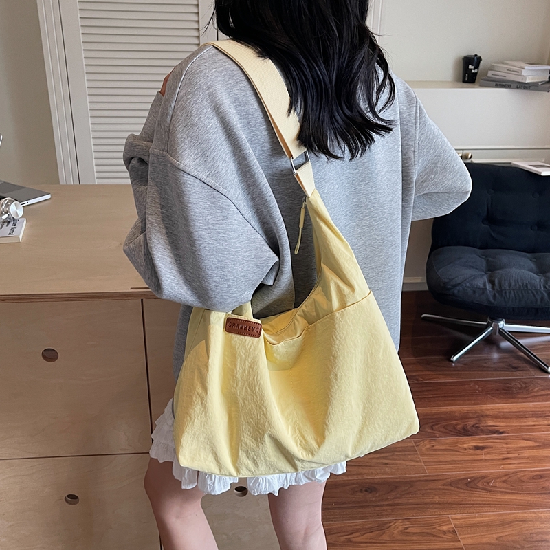 夏季新款潮轻便尼龙布包女大容量学生上课斜挎包多口袋通勤单肩包