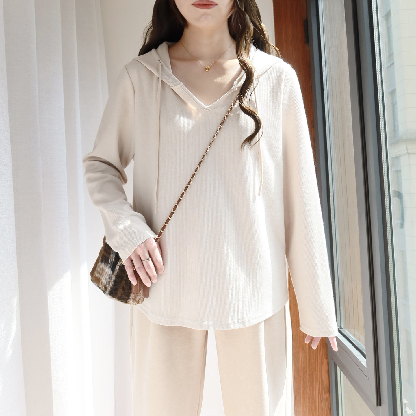 大码加厚连帽上衣微胖女生内搭秋冬小V领磨毛宽松长袖卫衣打底衫