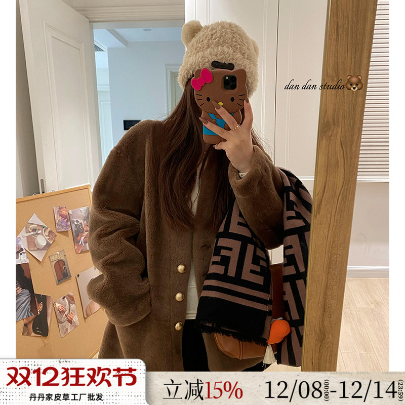 特价质感细腻100羊羔毛皮毛一体简约V领金扣新款毛毛外套女冬皮草