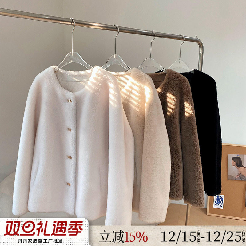 羊羔毛奶油质感小金扣皮草外套女
