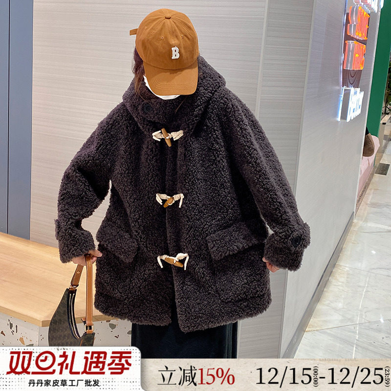 羊羔毛牛角扣连帽中长款皮草外套