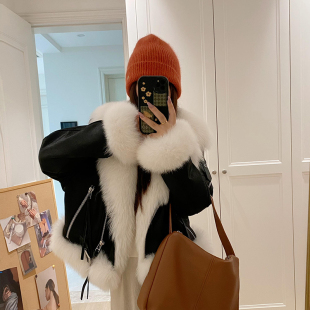 狐狸毛皮草女2025冬季新款鹅绒内胆麂皮绒年轻短款机车服毛毛外套