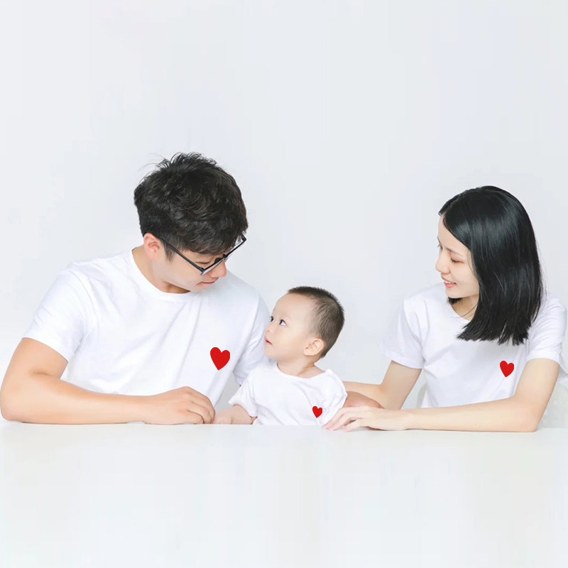 亲子装一家三口夏装2025新款幼儿园演出服爱心短袖t恤炸街母女装