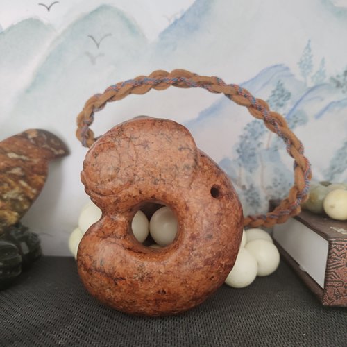 红山河磨玉猪龙手把小摆件 火燎皮 附证书 82.6 42.5 72.2 不退换