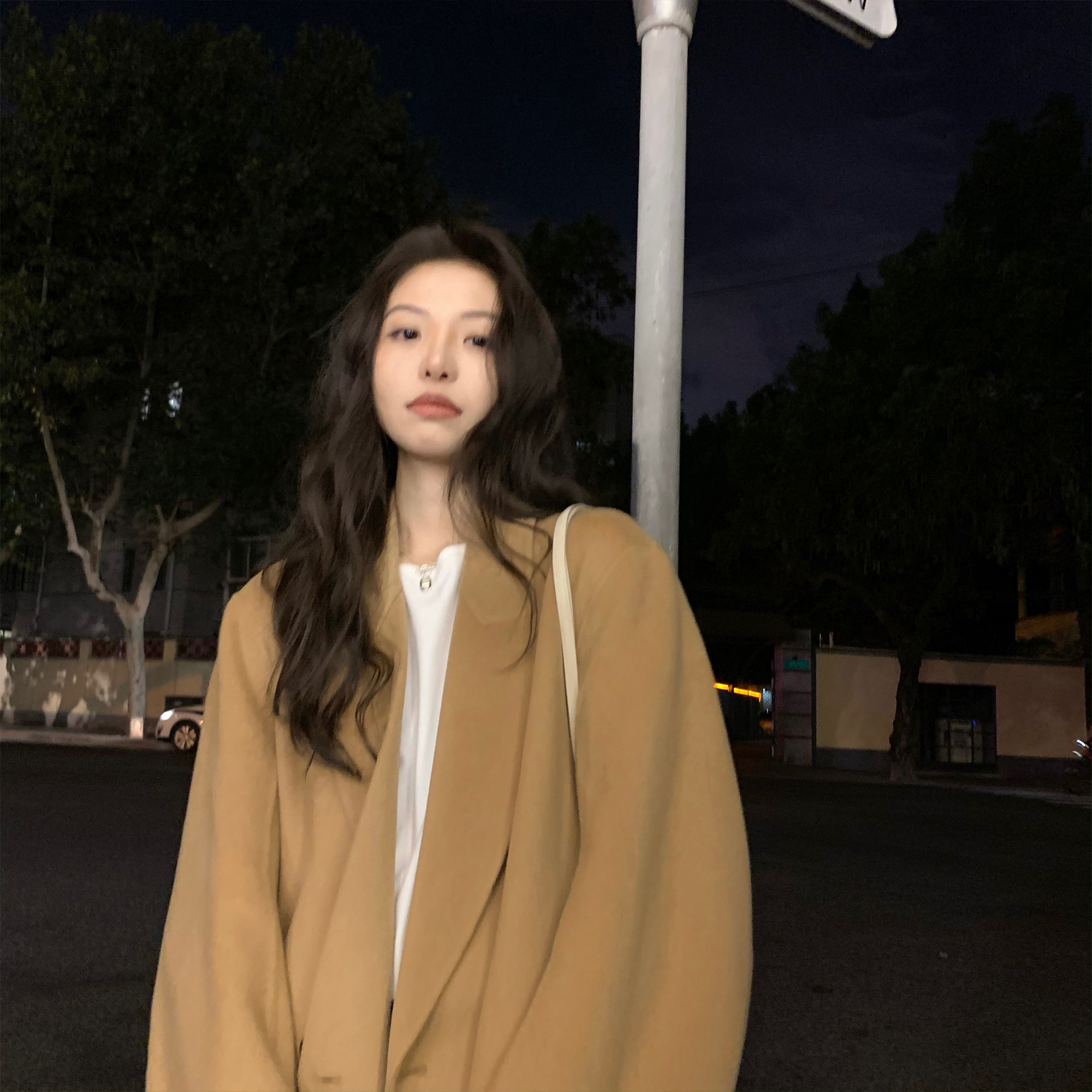 YUYUREAL-  冬日开场大衣 经典5羊绒高级感双面尼弧形香蕉袖大衣属于什么档次？