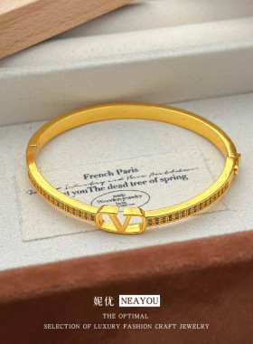 微镶锆石猪鼻V字母手镯轻奢高级感卡扣沙金手环小众气质手饰女