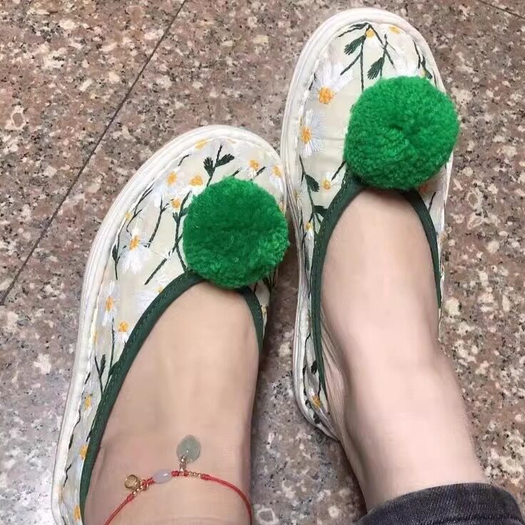 老北京布鞋女绣花球球平底单鞋一脚蹬懒人鞋软底防滑妈妈鞋运动鞋