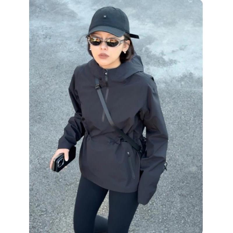 牛X货 巨炸裂!黑色冲锋衣外套女秋2025新款今年流行独特收腰上衣