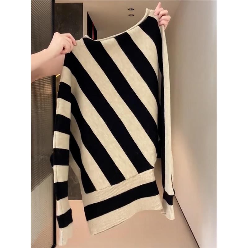 大方得体穿搭一整套独特漂亮软糯慵懒风条纹斜肩毛衣+短裤套装女