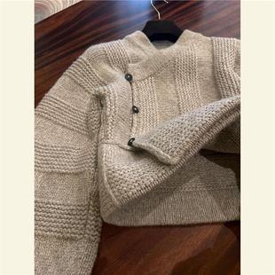2025初冬时尚洋气软糯慵懒毛衣独特漂亮巨好看卡其色斜襟针织衫女